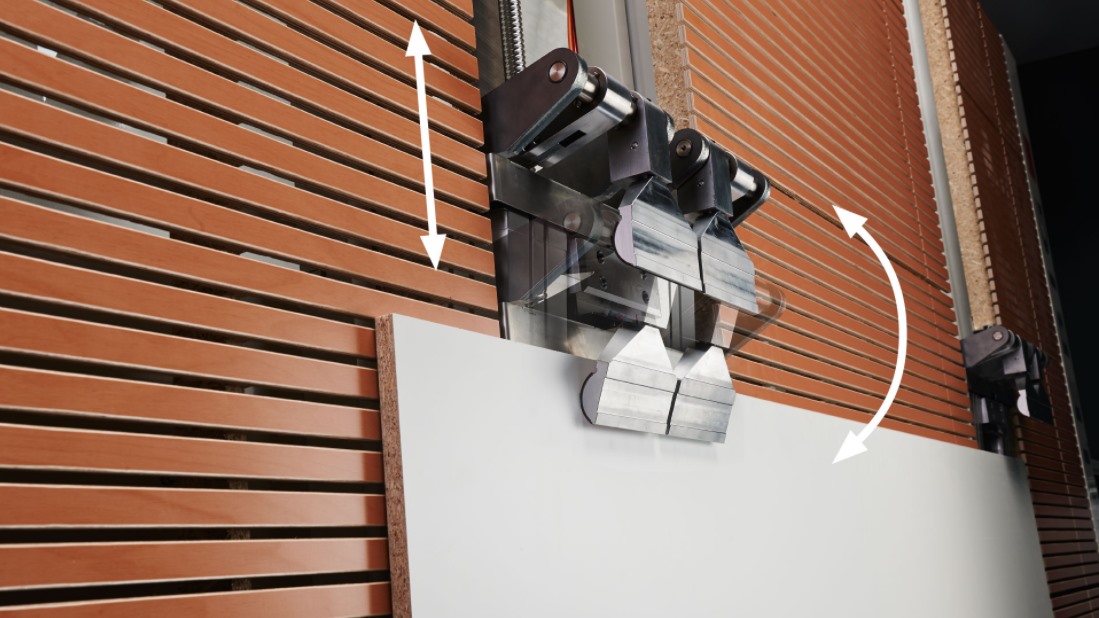 Dispositivo automático de descida de painéis PAV numa Striebig 4D