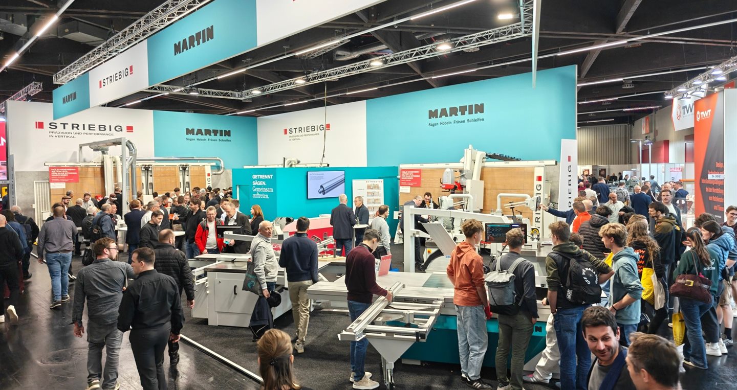 Gemeinsamer Messestand von Striebig und Martin, voller Besucher rund um die Maschinen