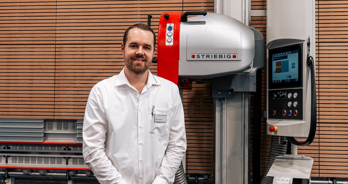 Striebig-Techniker neben einer Vertikalplattensäge mit Etikettierer